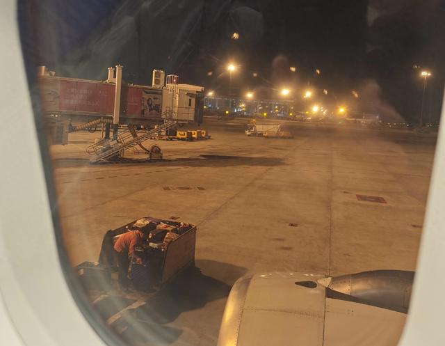 今晚在广州机场被一小伙子感动，不仅是让我提前登机更是感到美好