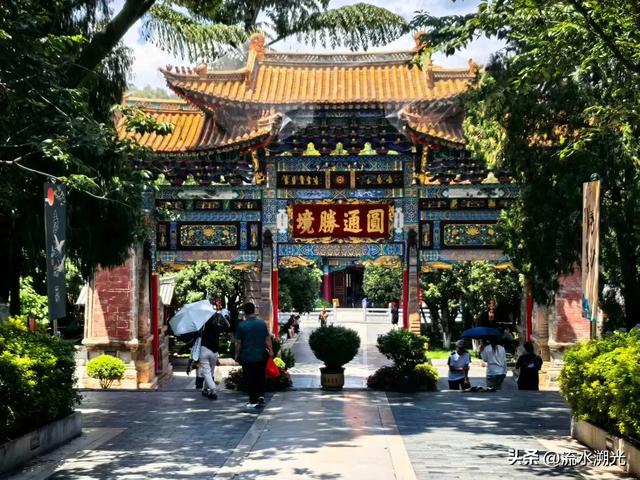 在昆明圆通寺，一堵朱墙隔开了两个世界
