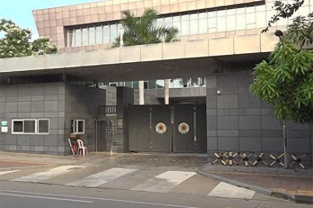 韩国男子经历12小时从诈骗园区逃到大使馆，却因“未到上班时间”被拒绝入内，在外苦等
