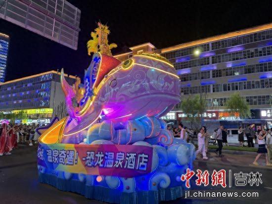 延吉花车巡游璀璨启幕 夏夜经济再添活力