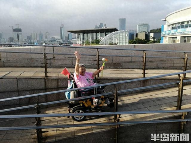 青岛故事丨轮椅驶向栈桥，婴儿车畅行奥帆！特殊群体为“无碍”探路
