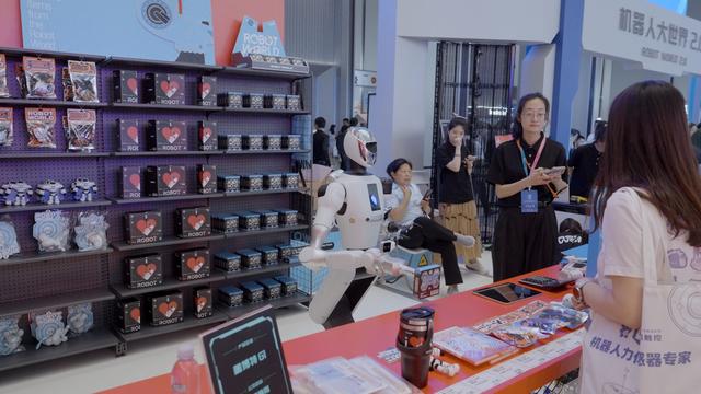 银河通用亮相 2025 世界机器人大会，具身智能落地生花