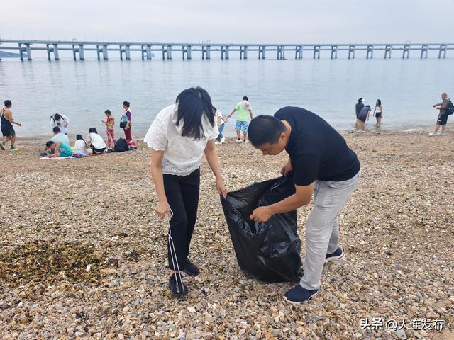 浴场保洁压力增大，志愿者深入景区开展净滩
