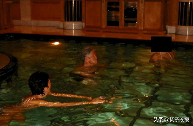 克林顿与爱泼斯坦案受害者共浴照片披露