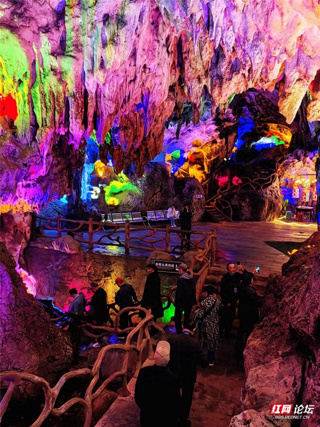 【每日一图@湖南】七彩灯光点亮亿年奇观，澧县仙女洞里藏着神话