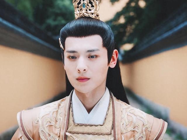 拦腰抱、湿身吻，《暗河传》2搭的他俩，贡献了全剧最大尺度