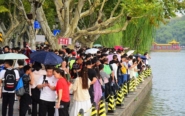 国庆浙江文旅交出546亿答卷：反向游让县域变顶流，错峰游激活夜间经济新动能
