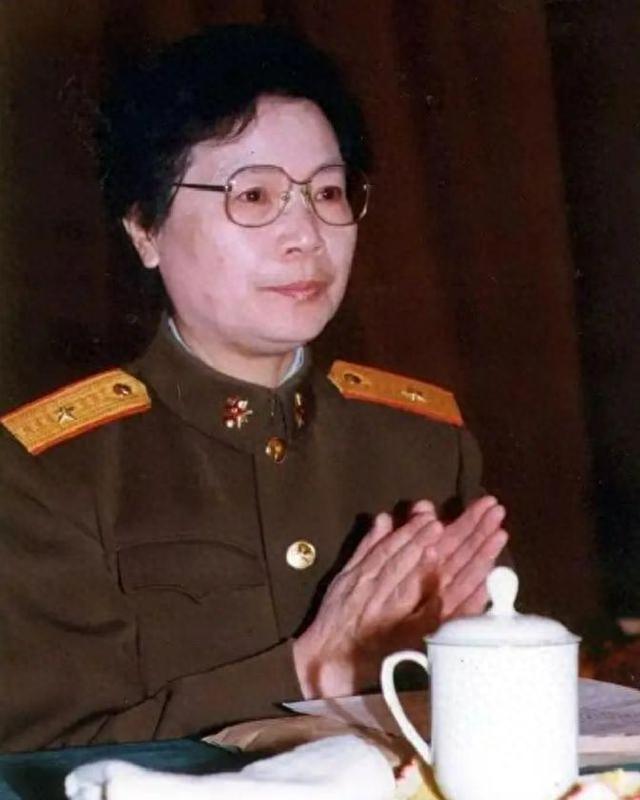 张瑞华：原中央组织部副部长，丈夫是元帅，女儿是中将，终年86岁