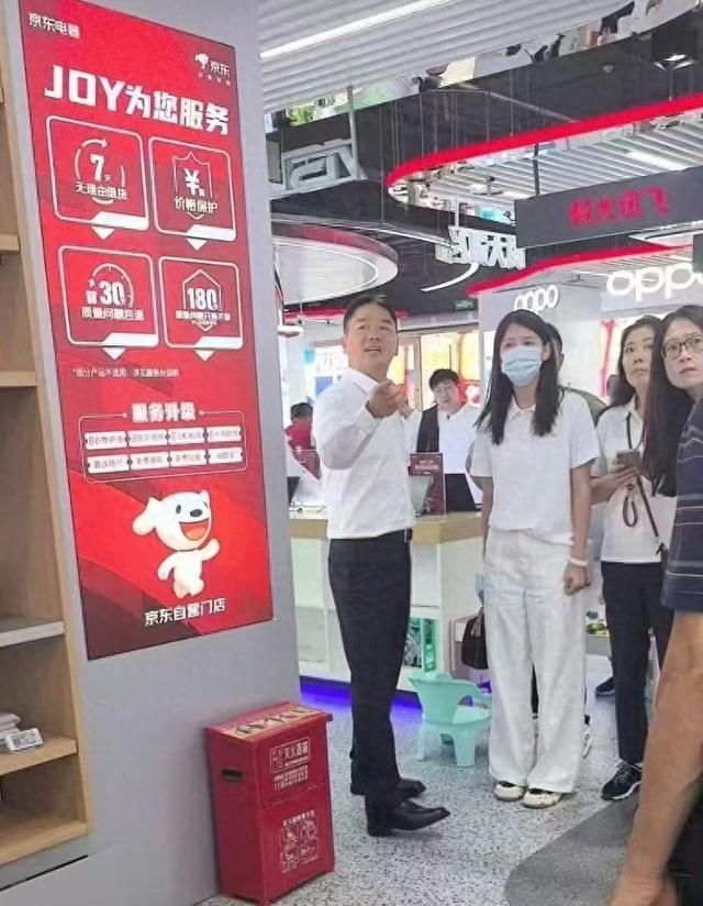 刘强东背后的两个女人