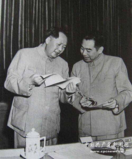 一把好手的周恩来总理，是如何发现，自己打仗水平不如毛泽东的？