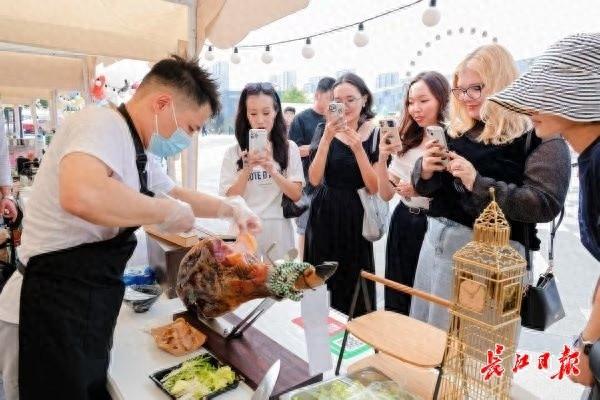 国际街头艺术节、美食市集引近40万客流，甘露山文创城越来越有“国际范”