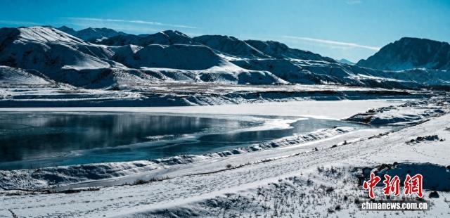 银装素裹！冰蓝湖水邂逅洁白雪峰