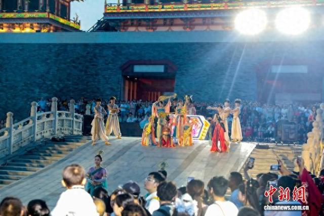 湖北襄阳：游客沉浸式体验“盛唐梦境”