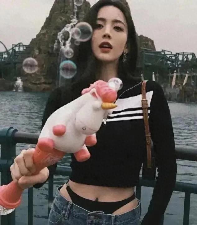古力娜扎丁字裤外露，性感身材遭非议！