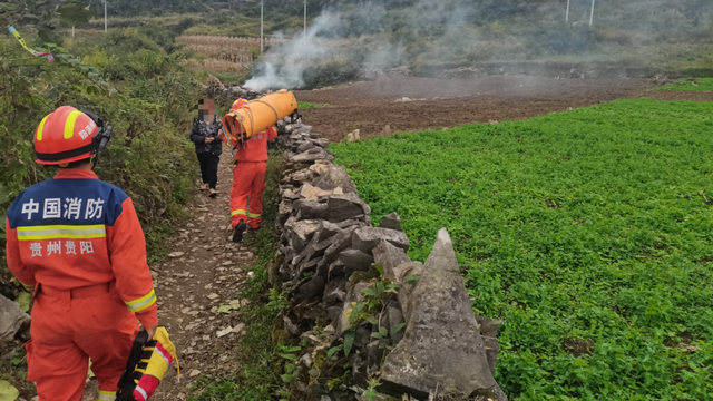 徒步发现美景登高拍照，男子不慎踩空摔伤→