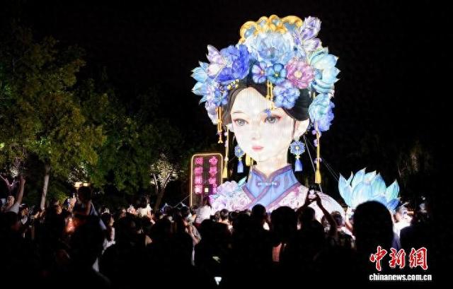 山东济南：大明湖智能“湖畔雨荷”景观亮灯