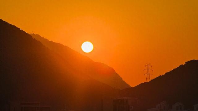 济南群山之上，夕阳晚归图