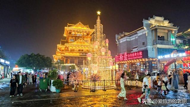 2013年建成的广西古镇，占地40万平方米，白天空荡荡夜晚十分热闹