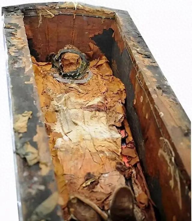 北京出土李莲英墓穴，报废3把铁锤才敲开，开棺后令专家背后发凉