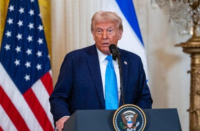 哥伦比亚富油区变战场，美军舰开火屠杀平民，佩特罗和特朗普对骂