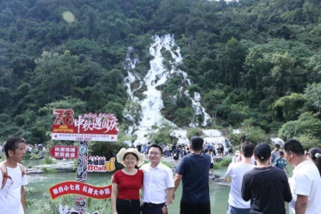 人气火爆，万人涌入！国庆第二天的荔波人潮汹涌，被人海点亮