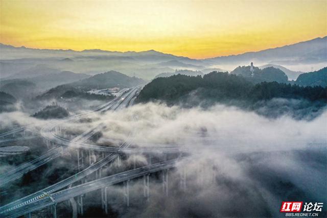 靖州冬日晨雾美成画卷，塔为珠，路为带，你确定不来看看？