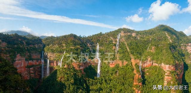 贵州赤水金沙甘沟天星桥，多处瀑布奔流在3公里长的万丈丹霞绝壁