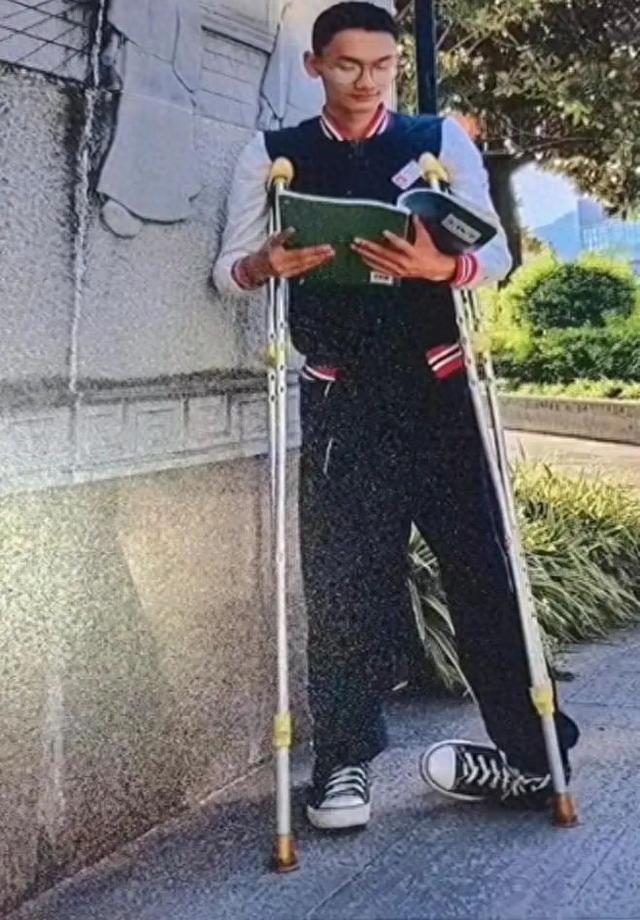 心痛！四川凉山会理的“拄拐少年”凌崇恩高考597分被录取，通知书送达时，他已不幸离世…