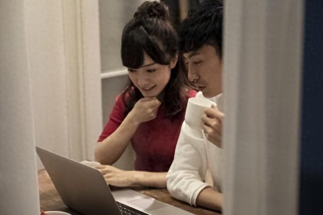 女人暗示你“泡她”的6个信号	，别看不懂