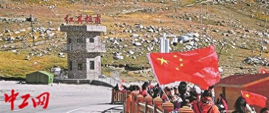 游客打卡祖国西陲热地