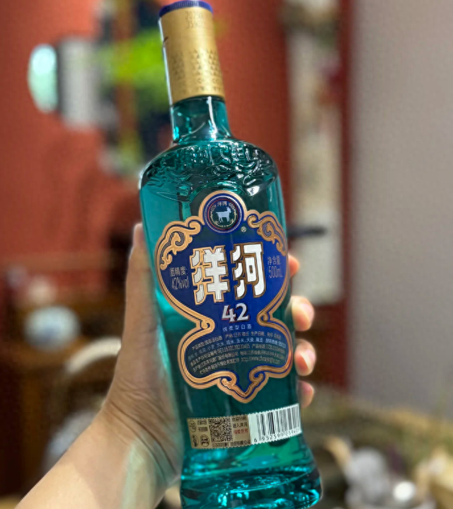 洋河打响“去包装化”第一枪后，四川一光瓶突然走红，引中产囤货