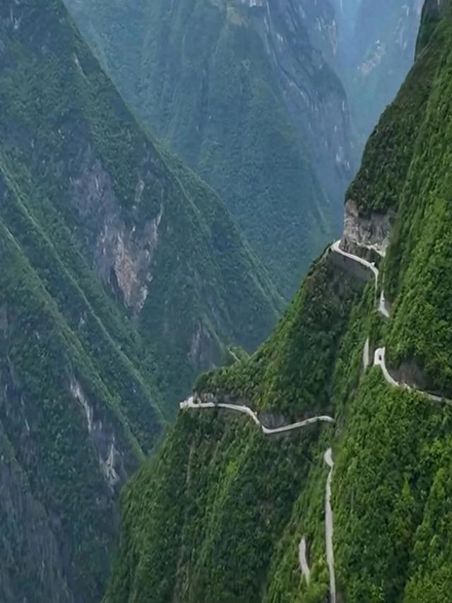 悬崖上“抠”出的生命之路!村民徒手凿山,如今成自驾天花板!
