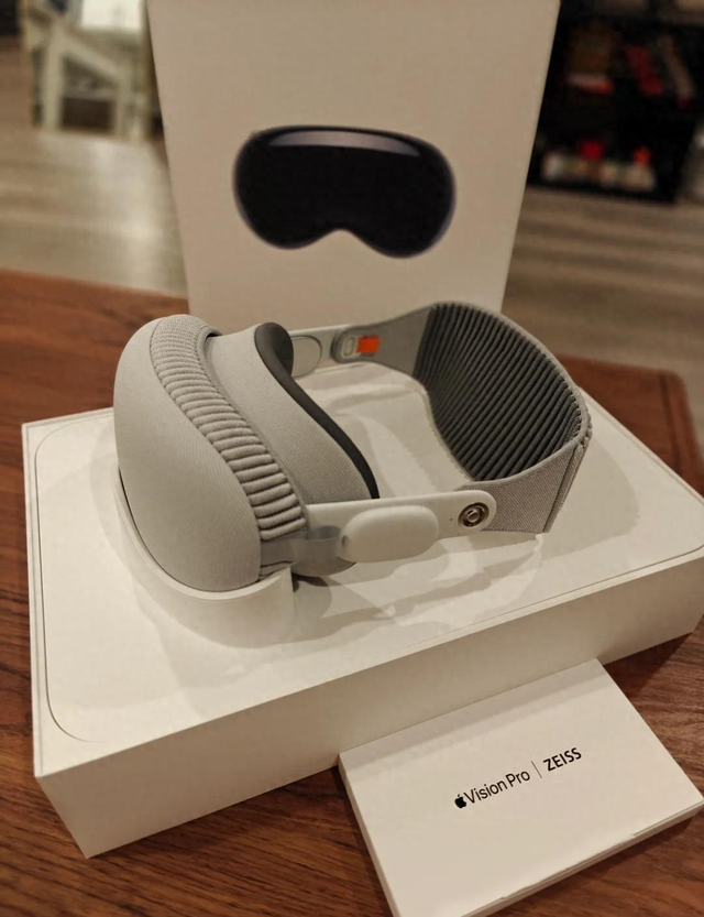 苹果急停 Vision Pro 改版！押智能眼镜对标 Meta，明年 Siri 救场？