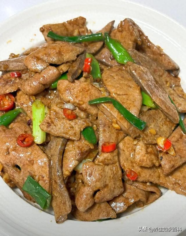 吃一斤它等于吃10只鸡，一降血脂	、二降血糖、三降胆固醇	，要懂吃