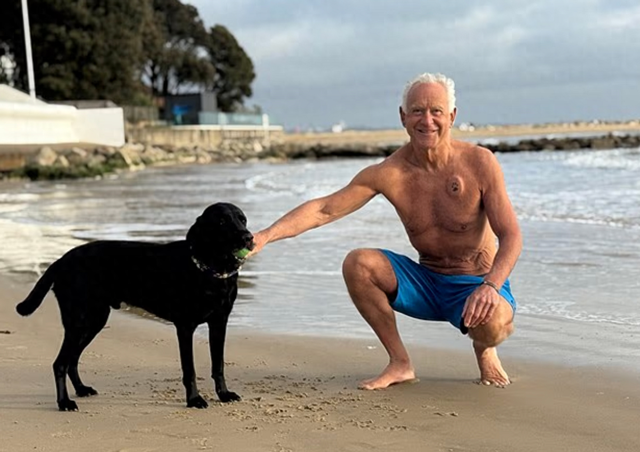 英国男子晕倒在海滩	，宠物狗大声叫引注意拯救他，他将狗爪纹身上