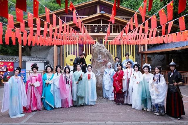 避暑打卡新地标！桂林旅游股份银子岩超多玩法等你解锁
