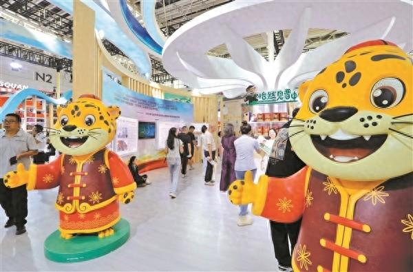 游客在第七届山西文博会晋中展区参观