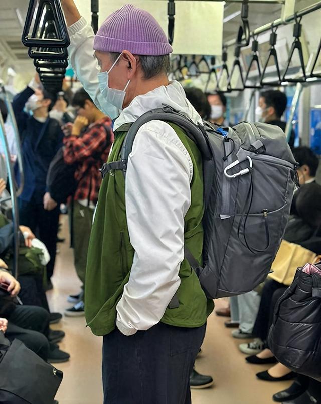 被“上海地铁老大叔”惊艳了！不染发、不装嫩，却个个优雅有品位