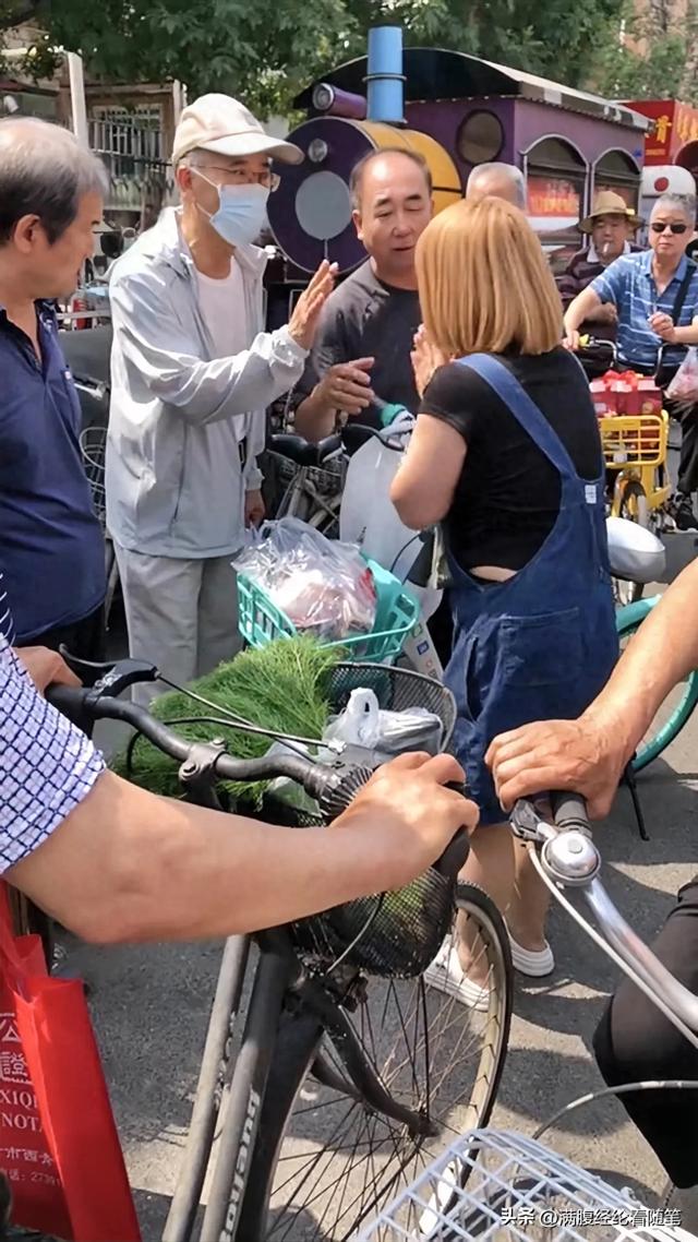 犯众怒！骑车蹭到大爷，女子不停道歉，大爷要女子受点教训赔钱！
