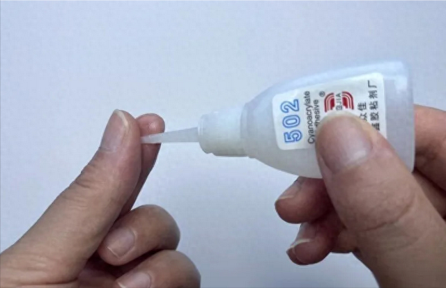 胶水粘手上怎么搞掉（手被胶水粘住）