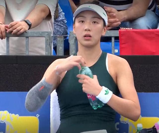深夜1-6吞油条惨败，她输了：中国莎娃0-2、与决赛失之交臂，失落