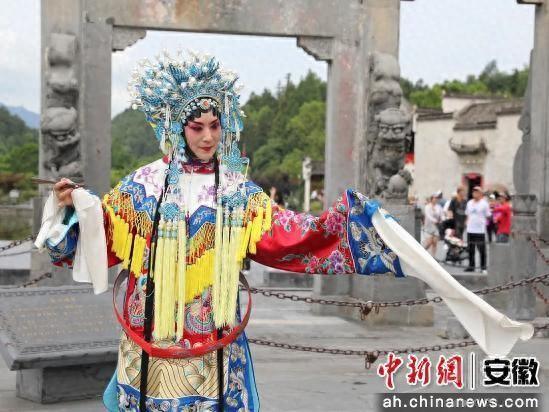 “百场黄梅唱响百家景区”首站落地西递