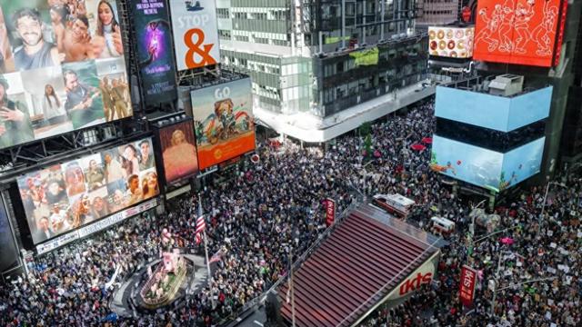 全美50州揭竿而起，要求特朗普立刻下台，美国招架不住关税政策
