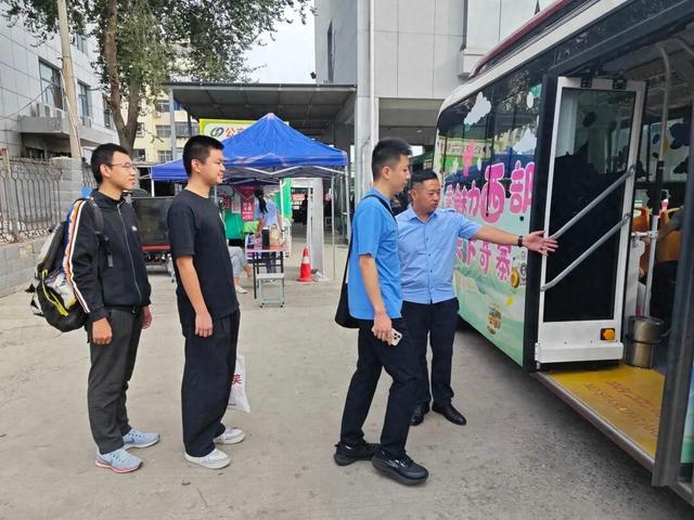 “魅力西部”专线接驳“小三亚” 市民：舒适、安全、方便