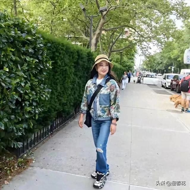 74岁刘晓庆散步，穿破洞牛仔裤，戴草帽，看起来像50，精神很好