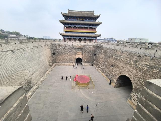 晋北的忻州古城很大，游客非常多，是我所见古城中最热闹古城景区