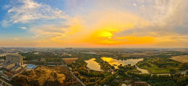 晚霞映照下的宁阳洸河湿地公园