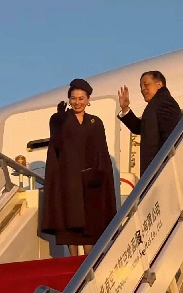 故宫最后一程，苏提达王后以标志性黑丝细跟，定格告别时刻的优雅