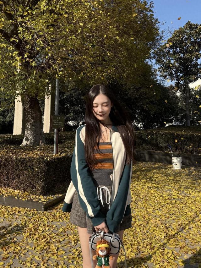 李嗣镕姐弟俩观战足协杯决赛，姐姐晒明媚穿搭，与张稀哲合影