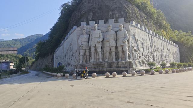 赏秋秦岭，摩旅商洛（03）打卡全国唯一“红军镇”，进入湖北境内